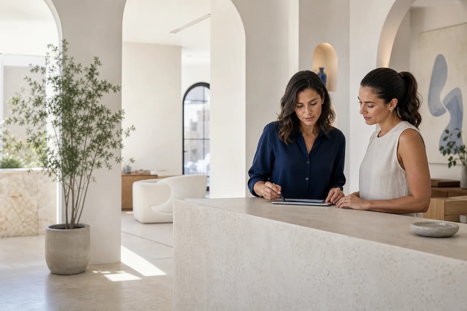 Profesionales de una clínica revisando sus citas en una tableta